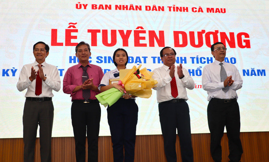 Một học sinh đạt thành tích cao được tuyên dương. tuyen-duong-5.jpg