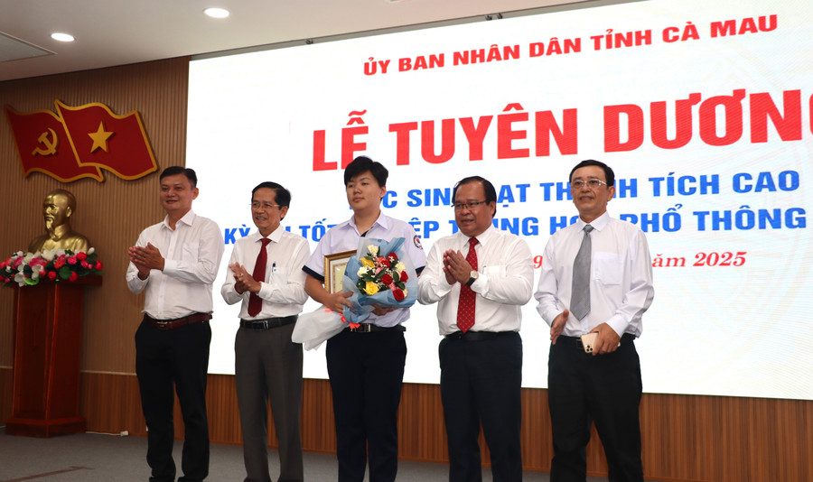 Lãnh đạo tỉnh tuyên dương Võ Trương Gia Huấn. tuyen-duong-16.jpg