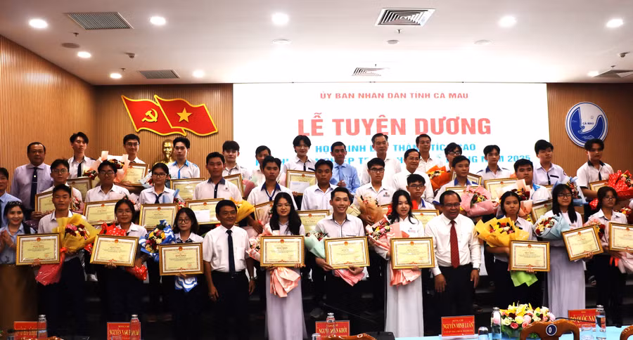 Lãnh đạo tỉnh Cà Mau chụp ảnh lưu niệm cùng học sinh có thành tích cao tại Kỳ thi tốt nghiệp THPT năm 2025.