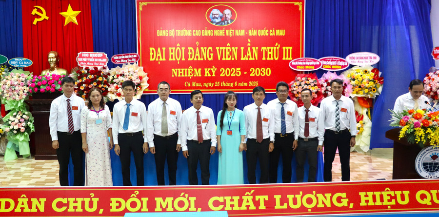 Ban chấp hành Đảng bộ Trường Cao đẳng Nghề Việt Nam - Hàn Quốc Cà Mau khóa III, nhiệm kỳ 2025 - 2030 ra mắt. dai-hoi-11.jpg