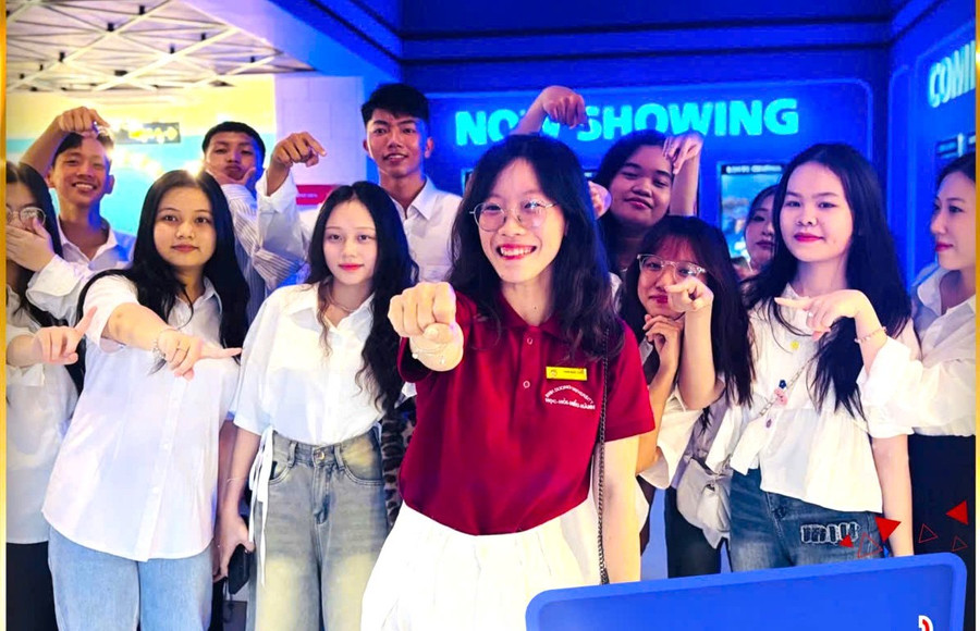 Sinh viên hào hứng ra rạp. gen-h-mua-do-3.jpg