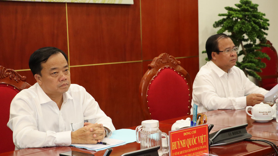 Lãnh đạo tỉnh Cà Mau dự hội nghị. hoi-nghi-giao-duc-3.jpg