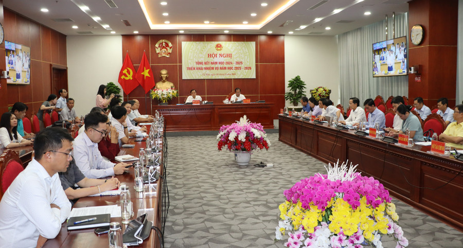 Quang cảnh hội nghị Tổng kết năm học 2024 - 2025 ở điểm cầu Cà Mau. hoi-nghi-giao-duc-1.jpg