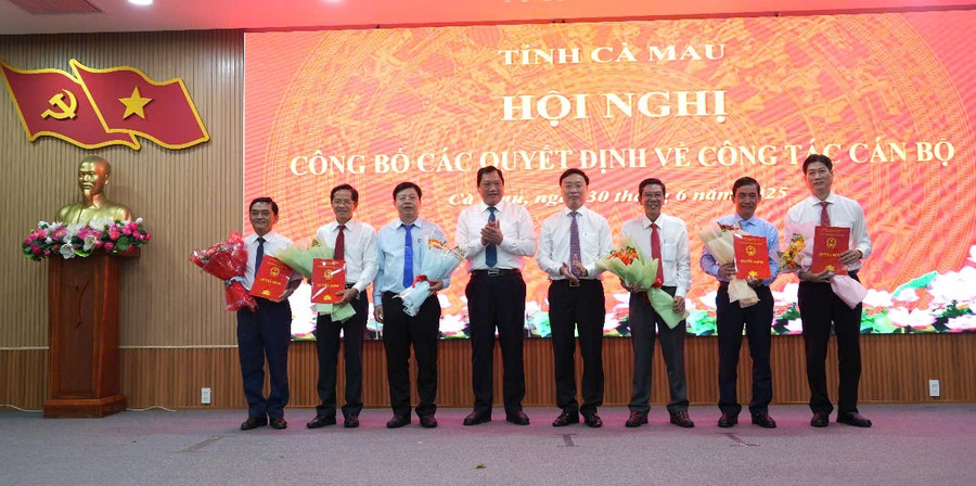 Lãnh đạo tỉnh Cà Mau trao quyết định bổ nhiệm các Phó Giám đốc Sở GD&ĐT tỉnh Cà Mau (mới). gen-h-bo-nhiem-so-gd-4.jpg
