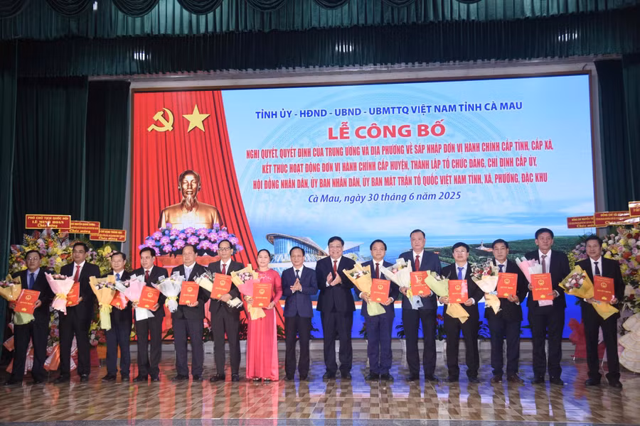 Ông Nguyễn Văn Nguyên (thứ 4 từ phải sang) cùng lãnh đạo các Sở nhận Quyết định bổ nhiệm của Chủ tịch UBND tỉnh Cà Mau. 