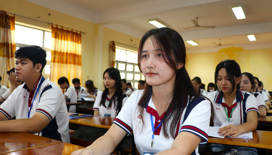 Sinh viên Phân hiệu Trường Đại học Bình Dương tại Cà Mau dự buổi tọa đàm. toa-dam-9.jpg