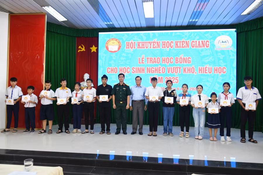 Học sinh khó khăn được nhận học bổng tại chương trình.