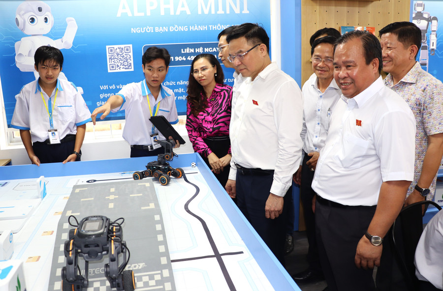 Lãnh đạo Petrovietnam và lãnh đạo UBND tỉnh Cà Mau tham quan phòng học STEM.