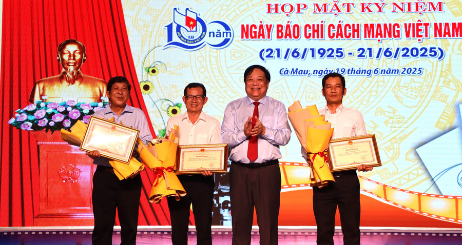 Chủ tịch UBND tỉnh Cà Mau tặng bằng khen cho 3 tập thể báo chí. bao-chi-7-1478.jpg