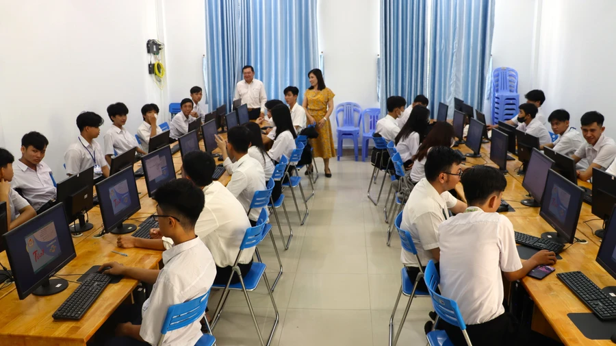 Học viên tham gia hội thi bằng hình thức trắc nghiệm trên máy tính.