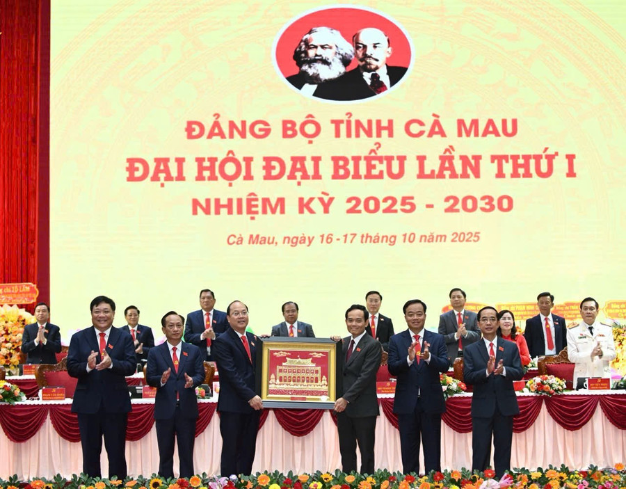 Ông Trần Lưu Quang, Bí thư Trung ương Đảng, Bí thư Thành ủy TPHCM chúc mừng và tặng quà lưu niệm cho Đảng bộ tỉnh Cà Mau. gen-h-bau-4.jpg