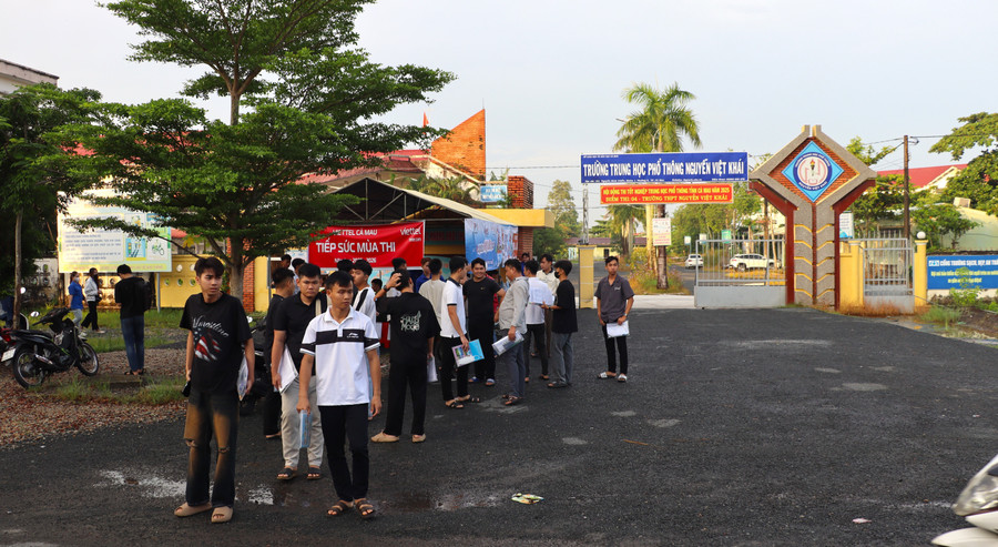 Cổng Trường THPT Nguyễn Việt Khái.