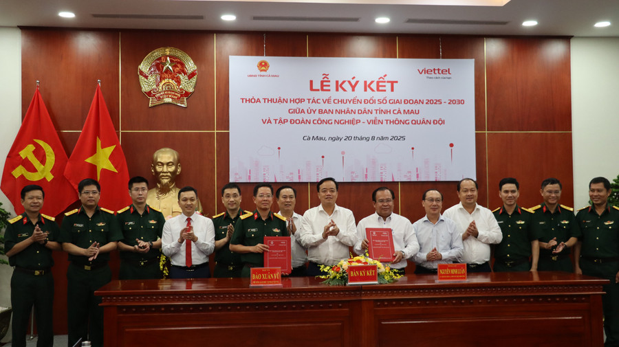 Lãnh đạo UBND tỉnh Cà Mau và Tập đoàn Viettel ký kết thỏa thuận hợp tác về chuyển đổi số.