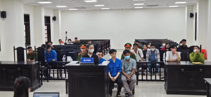 Các bị cáo tại phiên xét xử.