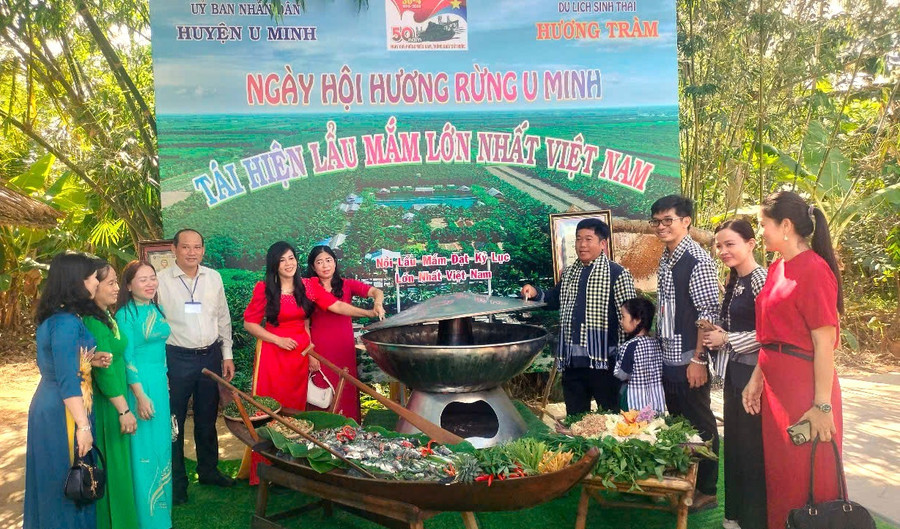 Lẩu mắm khổng lồ dành cho 300 người ăn ở Cà Mau.