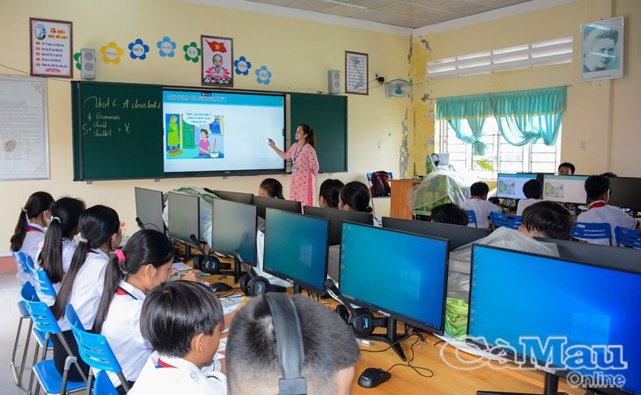 Nhiều trường ở Cà Mau thiếu giáo viên dạy Công nghệ thông tin, Tiếng Anh. Ảnh: Cà Mau online. chuyen-doi-so-3.jpg