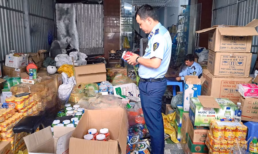 Lực lượng chức năng tỉnh Cà Mau kiểm tra hàng hóa thực phẩm trên địa bàn.
