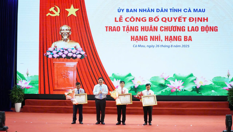 Lãnh đạo tỉnh Cà Mau tặng Huân chương lao động của Chủ tịch Nước cho các cá nhân. gen-n-6.jpg