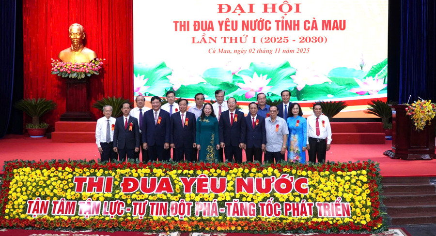 Phó Chủ tịch nước Võ Thị Ánh Xuân chụp ảnh lưu niệm cùng lãnh đạo, nguyên lãnh đạo tỉnh Cà Mau.