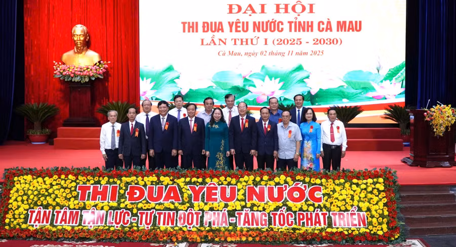 Phó Chủ tịch nước Võ Thị Ánh Xuân chụp ảnh lưu niệm cùng lãnh đạo, nguyên lãnh đạo tỉnh Cà Mau.