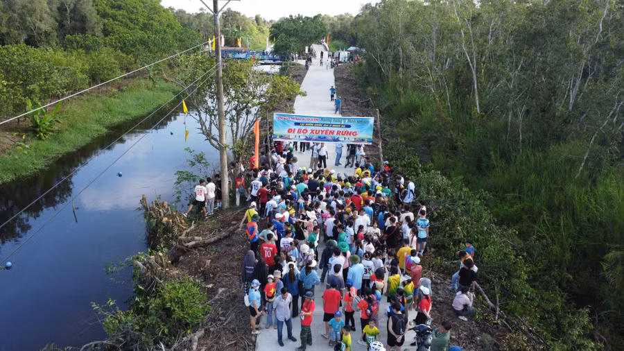 Người dân tham gia đi bộ xuyên rừng tại Vườn Quốc gia U Minh Hạ.