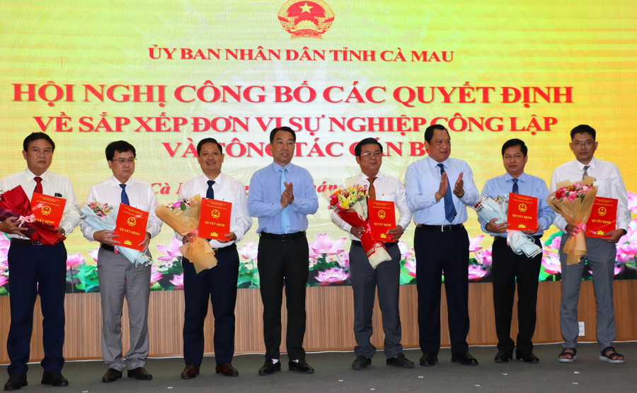 Lãnh đạo tỉnh Cà Mau trao các Quyết định bổ nhiệm Giám đốc và các Phó Giám đốc Ban QLDA xây dựng tỉnh.