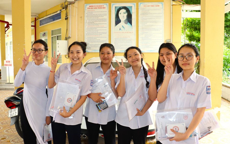 Thí sinh thoải mái chụp ảnh vì làm bài thi tốt. thi-van-1.jpg