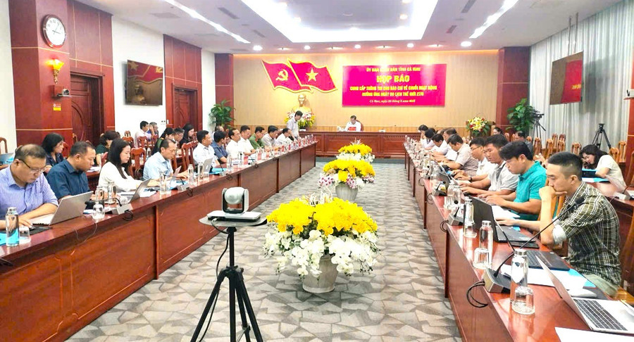 Quang cảnh buổi họp báo. gen-n-hop-bao-du-lich.jpg