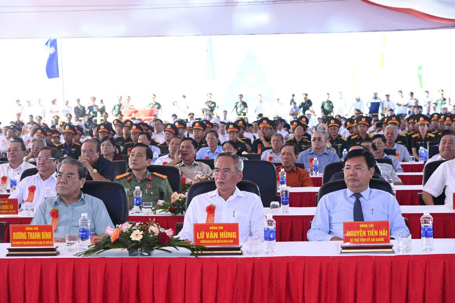 Lãnh đạo Trung ương và địa phương tham dự buổi lễ. gen-h-hoa-khoai-9.jpg