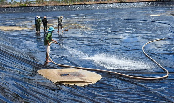 Vệ sinh bạt nuôi tôm công nghiệp. (Ảnh minh họa)