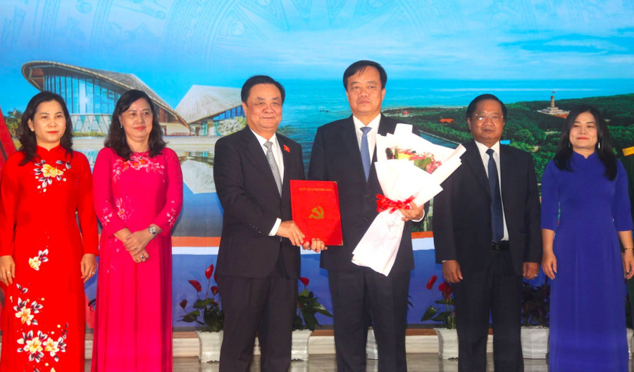 Ông Lê Minh Hoan trao quyết định cho ông Huỳnh Quốc Việt. cong-bo-tinh-1.jpg
