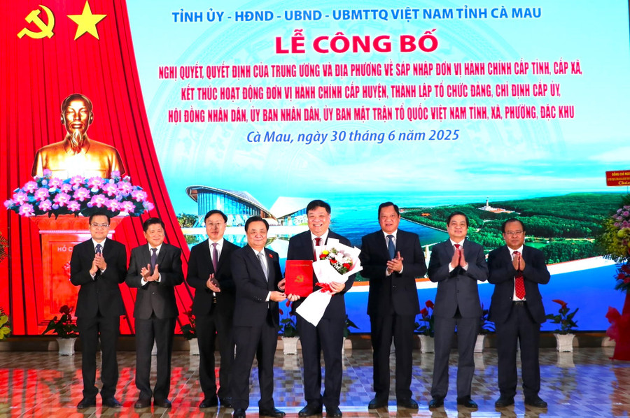 Ông Lê Minh Hoan trao Quyết định cho ông Phạm Thành Ngại. cong-bo-tinh-5.jpg