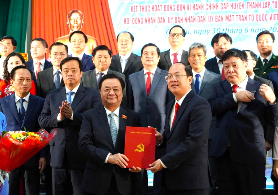 Phó Chủ tịch Quốc hội Lê Minh Hoan trao quyết định cho ông Nguyễn Hồ Hải. 