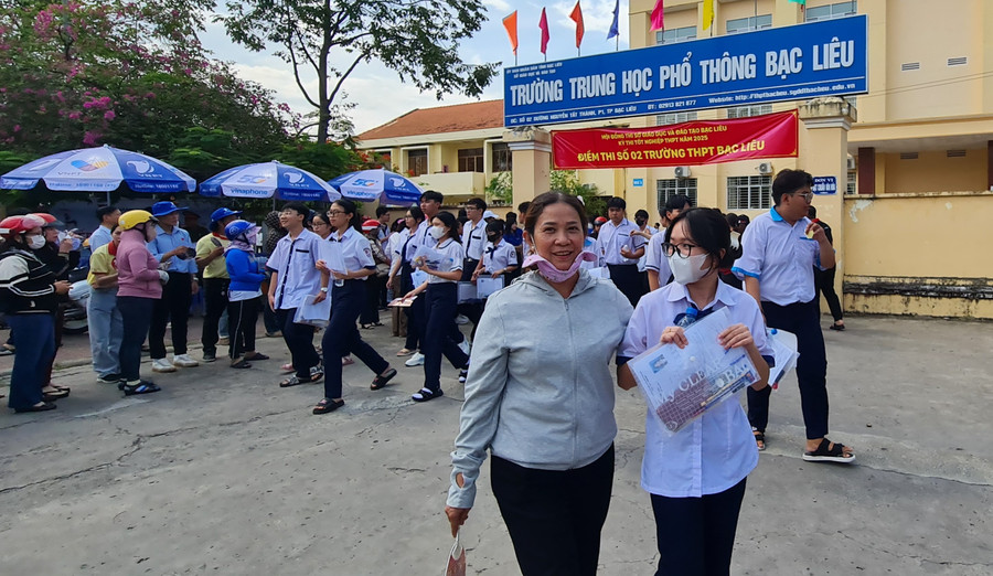 Nhiều thí sinh ở Bạc Liêu bước ra phòng thi trong tâm trạng lo lắng vì không làm bài được tốt. thi-sinh-bac-lieu-4.jpg