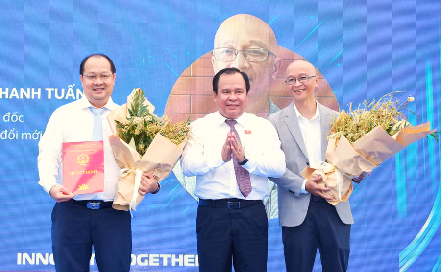 Ông Triệu Thanh Tuấn (áo vest) được bổ nhiệm là Giám đốc Trung tâm Khởi nghiệp và Đổi mới sáng tạo.