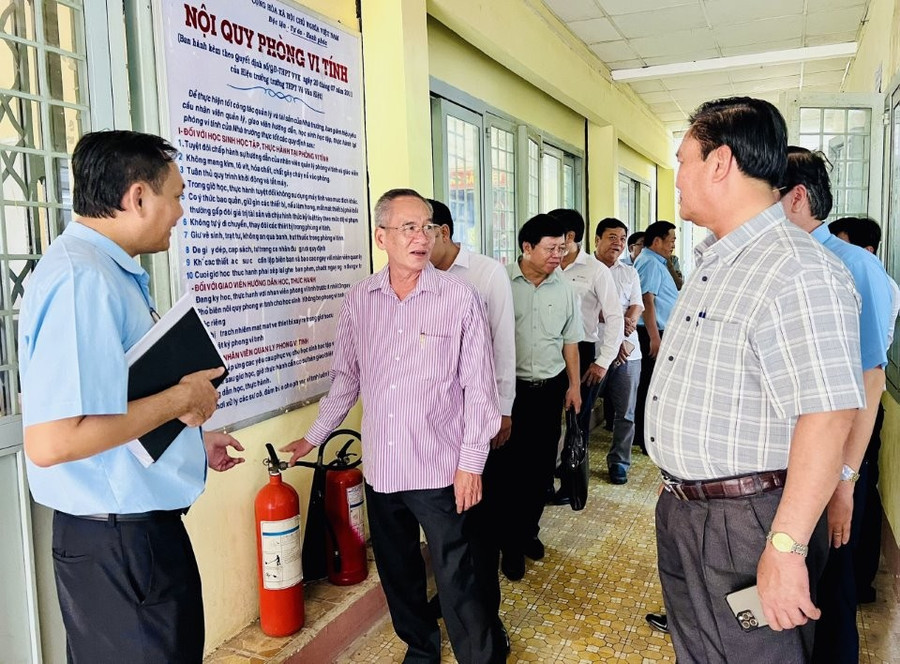 Ông Lữ Văn Hùng, Bí thư Tỉnh ủy Bạc Liêu kiểm tra công tác chuẩn bị kỳ thi tại điểm thi Trường THPT Võ Văn Kiệt. (Ảnh: Báo Bạc Liêu) kiem-tra-thi-tot-nghiep.jpg
