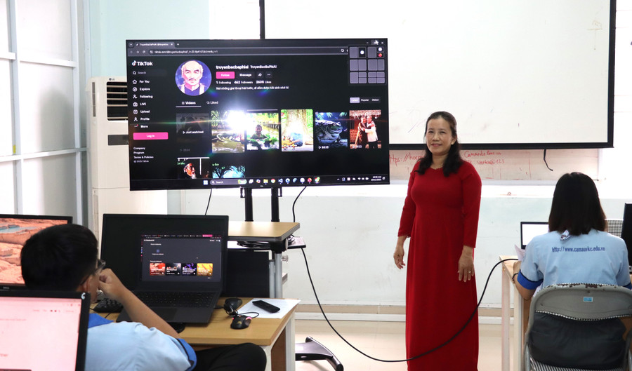 Cô Phan Ngọc Tuyền lan tỏa kênh TikTok truyện Bác Ba Phi đến sinh viên.