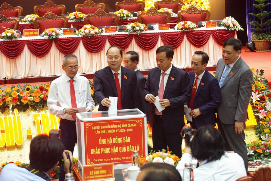 Đại biểu dự đại hội ủng hộ đồng bào bị thiệt hại do thiên tai gây ra. gen-h-dai-hoi-15.jpg