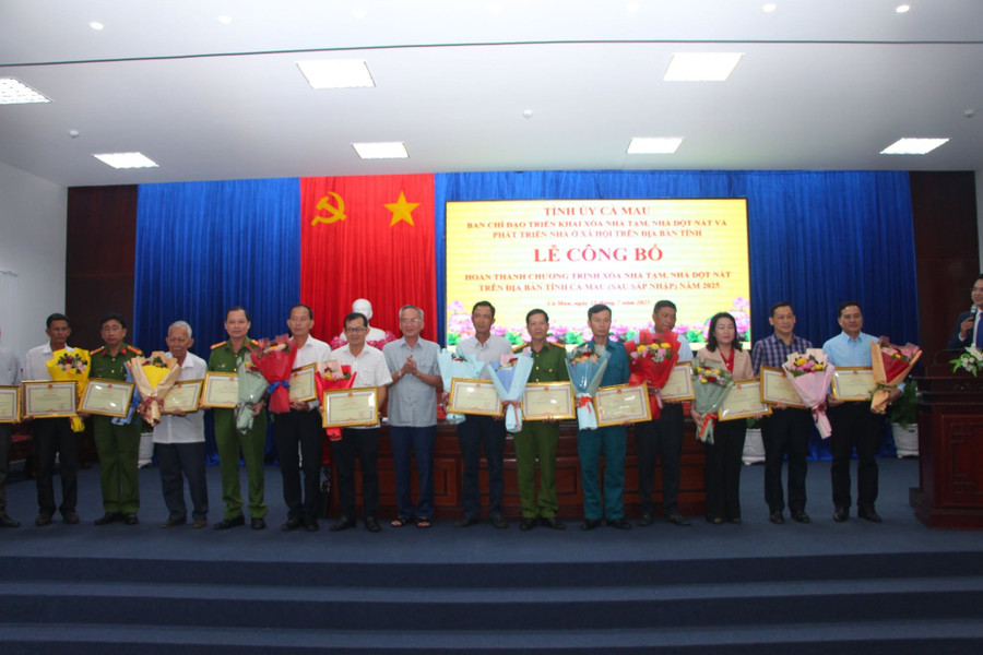 Lãnh đạo tỉnh Cà Mau khen thưởng cho các tập thể, cá nhân có đóng góp trong việc hoàn thành chương trình xóa nhà tạm, nhà dột nát. 522631810-750156704379059-5083073269153158447-n.jpg