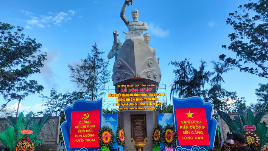 Tượng đài di tích Đường Hồ Chí Minh trên biển, điểm Bến Vàm Lũng, Cà Mau. (Ảnh: Quách Mến).