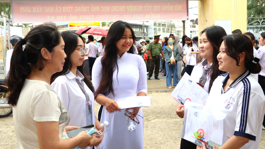 Thí sinh thảo luận đề thi Ngữ văn. thi-van-3.jpg