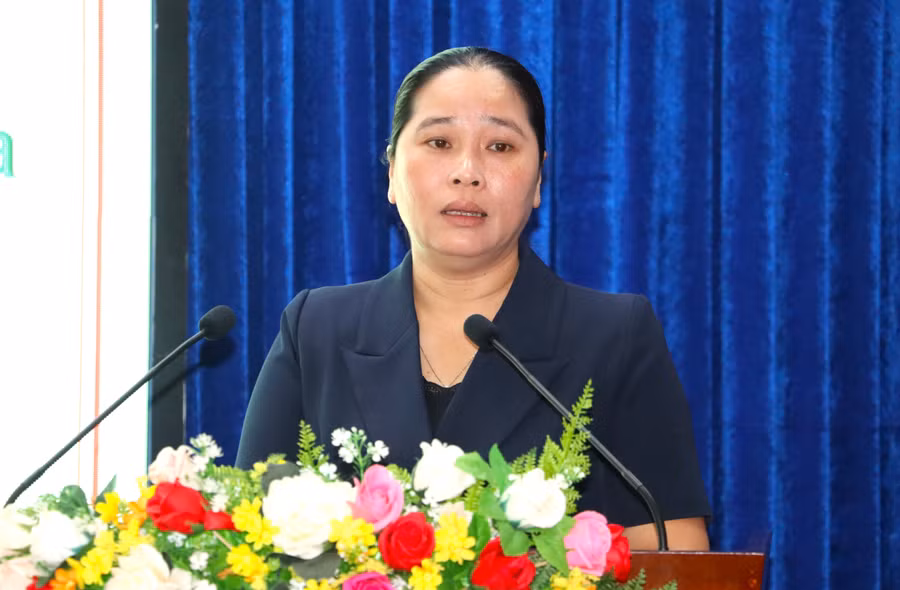 Bà Nguyễn Thu Tư, Giám đốc Sở Dân tộc và Tôn giáo phát biểu khai mạc lớp tập huấn.