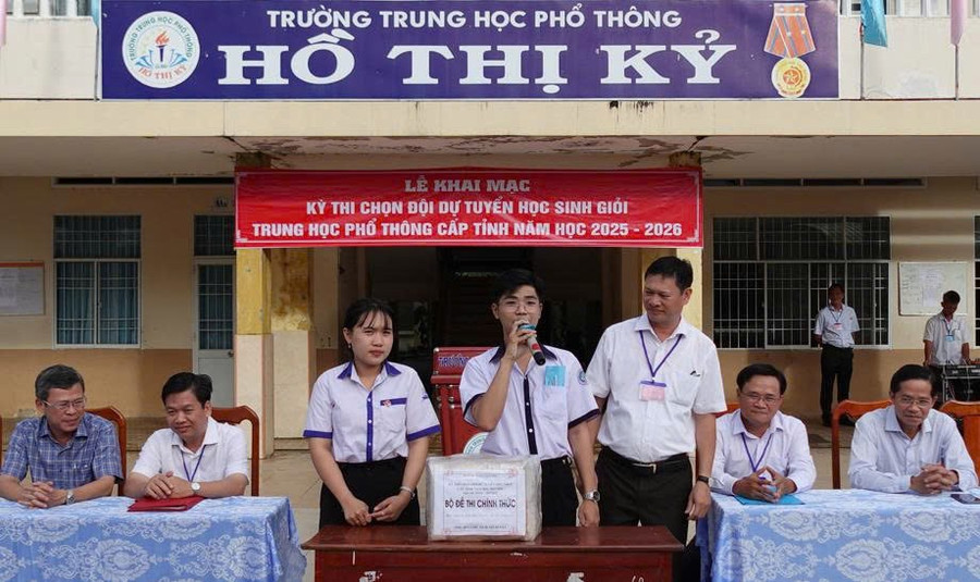 Thí sinh kiểm tra đề thi. gen-n-thi-hoc-sinh-gioi-1.jpg