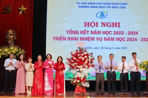 Lãnh đạo Sở GD&ĐT Hà Nội tặng hoa chúc mừng ngành GD-ĐT quận Hoàn Kiếm.