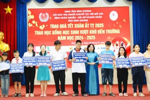 Học sinh có hoàn cảnh khó khăn được tặng học bổng. Ảnh: CTV