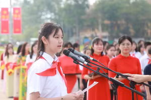 Tô Bảo An, học sinh lớp 8A5, Trường THPT Cầu Giấy (quận Cầu Giấy) báo cáo với Bác về kết quả học tập trong năm học vừa qua.