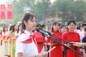 Tô Bảo An, học sinh lớp 8A5, Trường THPT Cầu Giấy (quận Cầu Giấy) báo cáo với Bác về kết quả học tập trong năm học vừa qua.