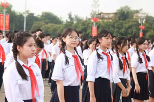 Học sinh Hà Nội trong buổi lễ báo công dâng Bác.