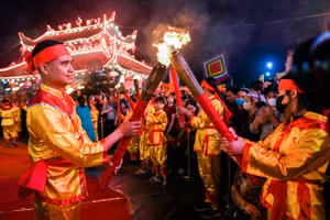 Độc đáo nghi thức rước hơn 1.000 ngọn đuốc đăng long ở Lễ hội Phủ Dầy