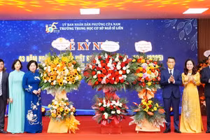 Lãnh đạo thành phố Hà Nội chúc mừng Trường THCS Ngô Sĩ Liên.